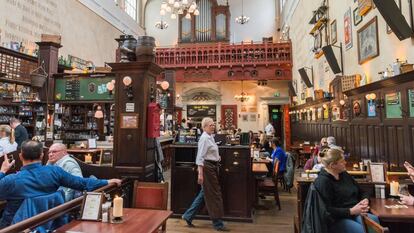Interior del café-cervecería Olivier, en Utrecht (Países Bajos), que conserva elementos de la antigua iglesia en el que se ubica.