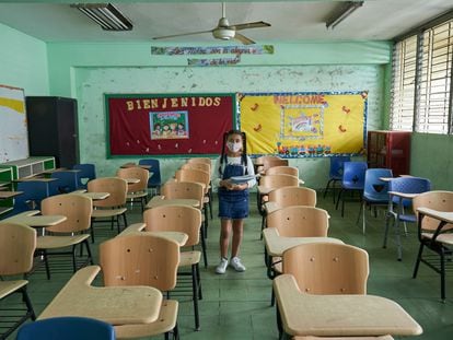 Una estudiante en una clase vacía de Panamá.