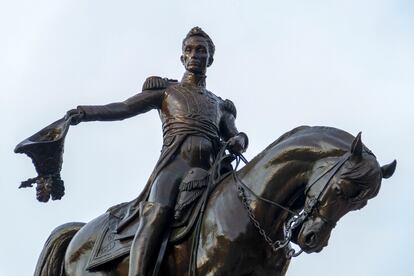 Estatua de Simón Bolivar, con su sombrero.