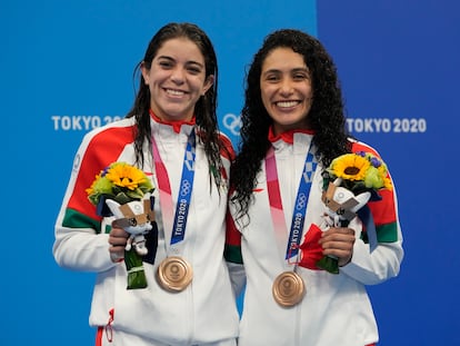 Las mexicanas Alejandra Orozco y Gabriela Agúndez muestran su medalla de bronce, este martes.