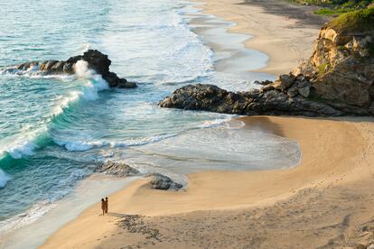Una pareja observando en Pacífico en una de las playas de Mazunte, en el Estado de Oaxaca (México).