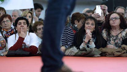 Un grupo de mujeres observa atentamente la intervención de Pedro Sánchez.