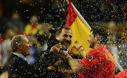 El PrincIpe Felipe le entrega el trofeo de ganador a Alberto Entrerrios.