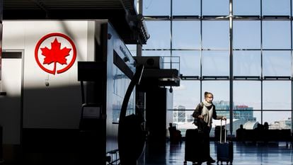 Una pasajera ingresa a la sala de espera de Air Canada en el Aeropuerto Internacional Toronto, en abril de 2020.