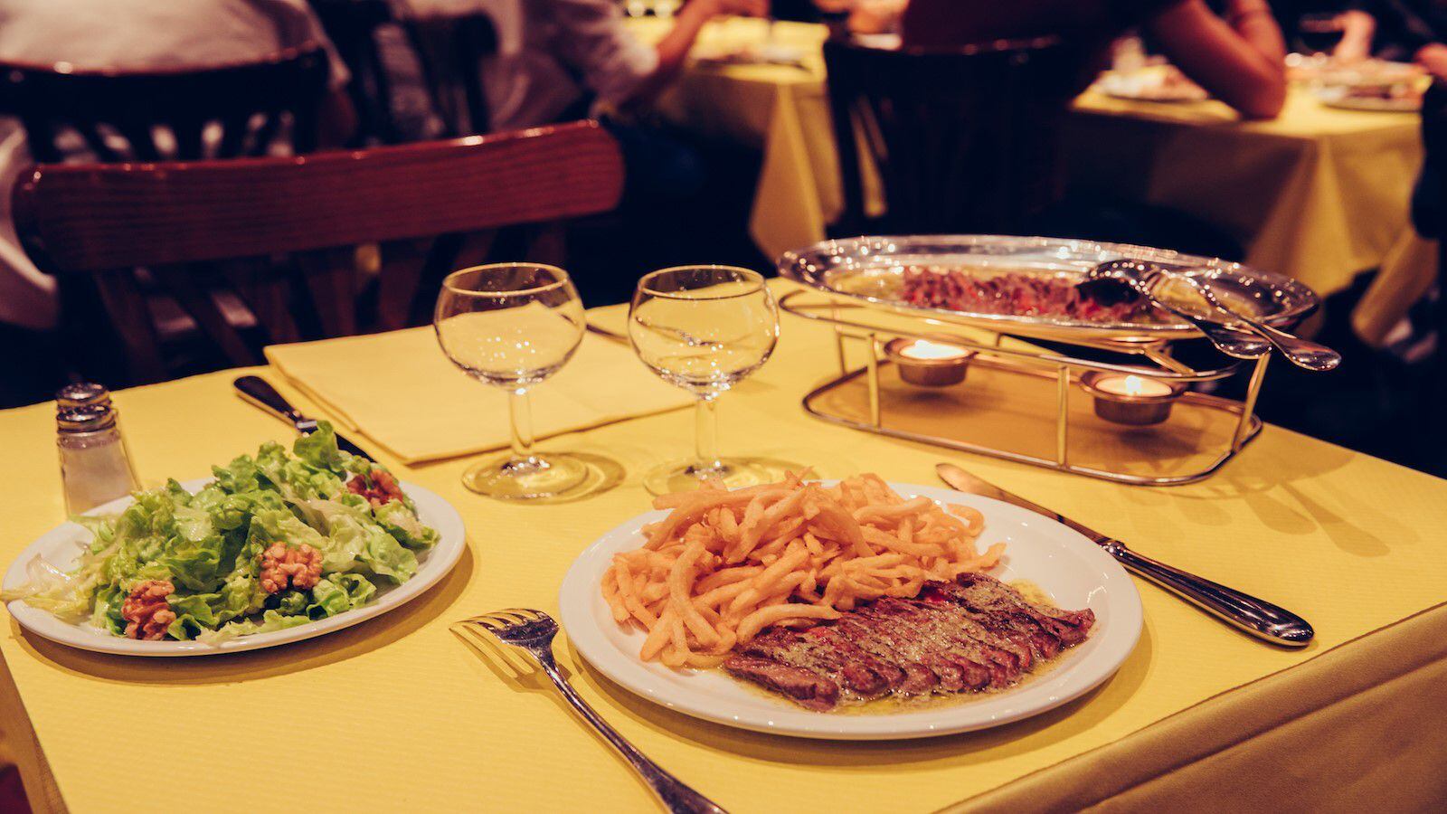A L'Entrecôte només es menja amanida i filet tallat amb patates fregides.