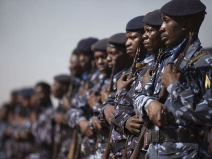 Soldados malienses esperan la llegada del presidente del pa&iacute;s, Dioncounda Traore. 