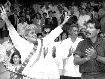 Violeta Chamorro hace la señal de la victoria a sus seguidores tras el triunfo electoral de 1990, cuando derrotó al entonces presidente, Daniel Ortega. Ortega nunca superaría aquella derrota y desde su regreso al poder, en 2007, ha desatado una persecución contra los integrantes de la familia Chamorro.