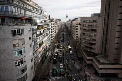 Decenas de tractores recorren la calle O'Donnell, este miércoles. 