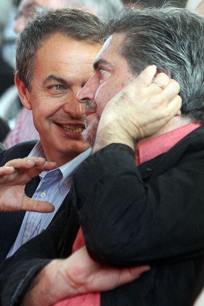 Zapatero habla con el presidente de los socialistas vascos, Jesús Eguiguren (derecha), en Durango.