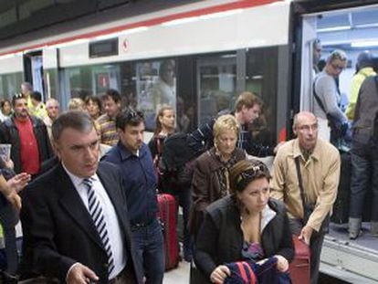 Usuaris de Renfe a l'estació del Prat de Llobregat, en una imatge d'arxiu.