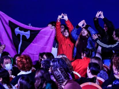 Varias mujeres protestan contra la ministra de Igualdad durante el acto institucional por el 8-M celebrado en el Teatro Pavón de Madrid.
