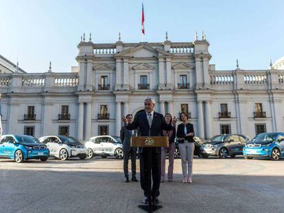 El presidente Sebastián Piñera presenta frente al La Moneda una flota de autos eléctricos para los ministerios, el miércoles.