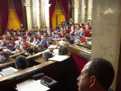 Xavier Crespo en su escaño en el Parlament.