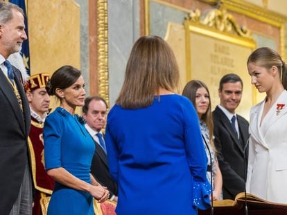 La princesa Leonor jura la Constitución ante la presidenta del Congreso, Francina Armengol, y los Reyes, este martes.