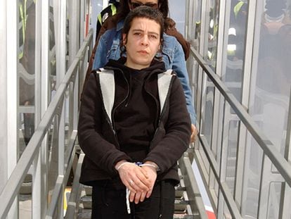Ainhoa Barbarín, a su llegada en marzo de 2006 a España tras ser extraditada por las autoridades francesas.