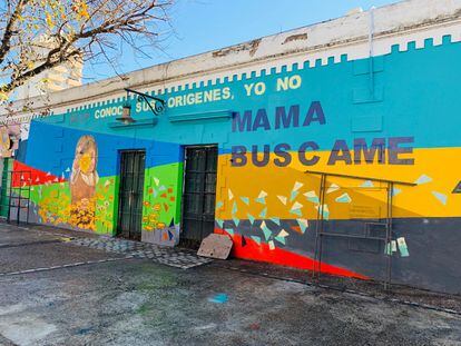 Mural colectivo en la ciudad de  Córdoba, Argentina, para impulsar la búsqueda de identidad de bebés robados.