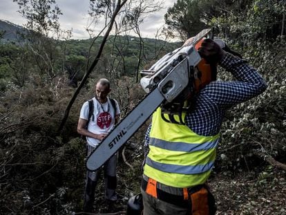 Un activista de la plataforma Stop C-32 supervisa las tareas de los operarios. 