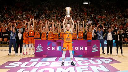 Las jugadoras del Valencia Basket celebran la entrega del trofeo.