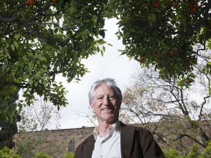 El científico y filósofo Jesús Mosterín, en el jardín de la Biblioteca de Cataluña, en Barcelona.