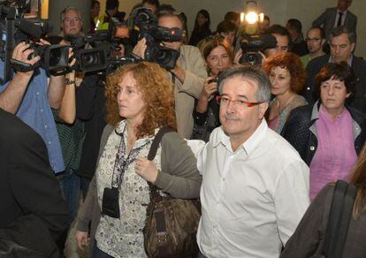 Jordi Ausàs a su llegada al juicio junto a su mujer.