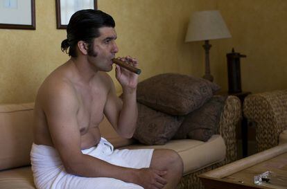 Una escena íntima del proceso de preparación de Morante antes de vestirse con el traje de luces: envuelto en una toalla de baño fuma un habano. "Me ayuda a relajarme el puro", confiesa.