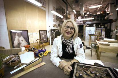 La artista Carmen Calvo ayer en su estudo de Valencia.