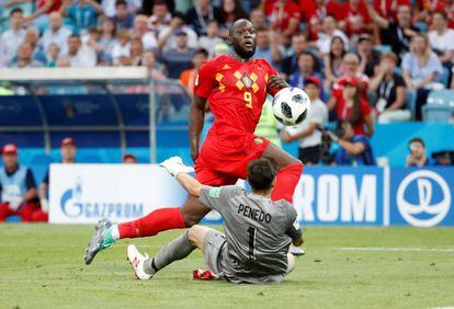Lukaku supera al panameño Penedo en el tercer gol de Bélgica.
