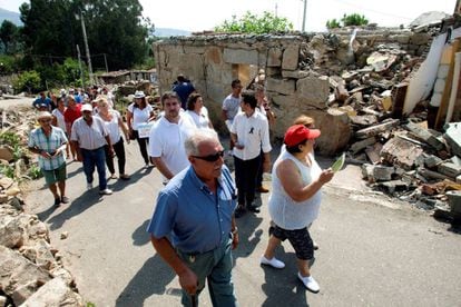 Vecinos de Paramos que perdieron sus bienes en la explosión, durante su concentración en la zona cero.