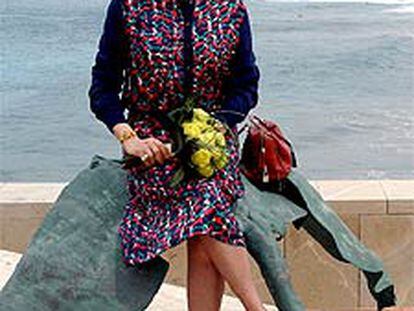 Catherine Deneuve junto a la playa de Las Canteras, en Las Palmas de Gran Canaria, donde asiste al IV Festival de Cine, en el que recibirá el galardón honorífico <i>Lady Harimaguada.</i>