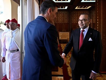 El rey de Marruecos Mohamed VI saluda al presidente del Gobierno de España, Pedro Sánchez, este miércoles en Rabat.