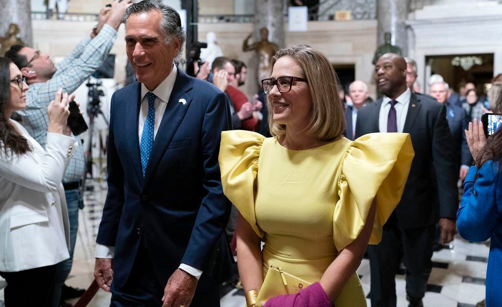 El senador Romney acompaña a Kyrsten Sinema.