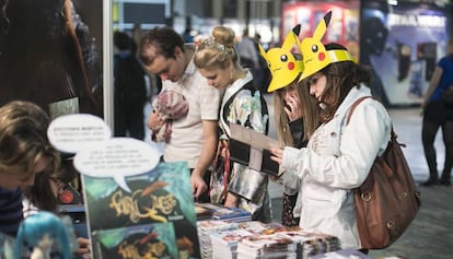 Un grup d'assistents en un estand de l'última edició del Manga Barcelona.