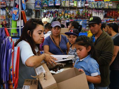 Una familia acude a comprar útiles escolares a una tienda en el centro de Ciudad de México.