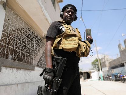 El expolicía Jimmy 'Barbecue' Cherizier, y líder de una alianza de grupos armados, en Puerto Príncipe (Haití) el 11 de marzo de 2024.