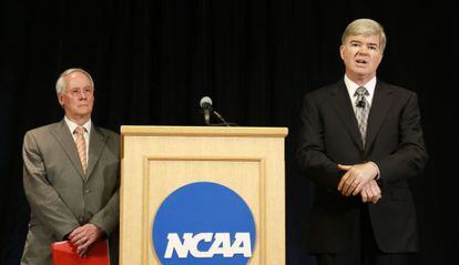 El presidente de la NCAA durante el anuncio de las sanciones a la Universidad de Pensilvania.