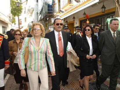 El alcalde Marbella, Juli&aacute;n Mu&ntilde;oz ( 3i) , acompa&ntilde;ado por su esposa Mayte Zald&iacute;var ( 2i) , y por la cantante Isabel Pantoja, en una calle de la ciudad en 2003