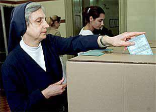 Una monja católica deposita su voto en un colegio electoral de Roma ayer en los comicios municipales.