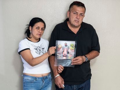 Los hermanos del fallecido, Gabriela y Giovano Rodríguez, posan con una foto de Ángel.