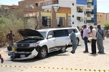 La policía sudanesa junto a los vehículos que formaban parte del convoy del primer ministro Abdallah Hamdok, atacado este lunes en Jartum.