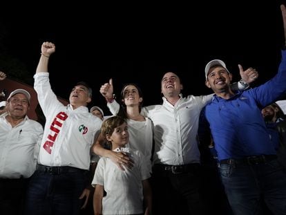 Manolo Jiménez celebra su triunfo electoral en Coahuila con su familia y los directivos del PRD, PRI y PAN, en junio de 2023.