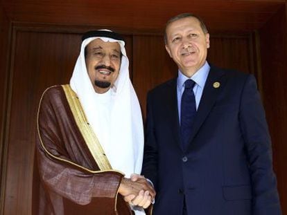 El rei Salman de l'Aràbia Saudita i Erdogan, president turc, abans de la seva trobada bilateral a Antalya (Turquia).