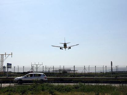 Un avi&oacute;n aterriza en el Aeropuerto de El Prat, Barcelona. 