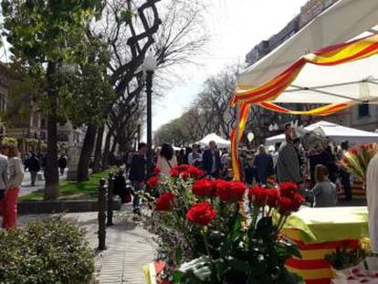 Desenes de persones passegen per la Rambla Nova.