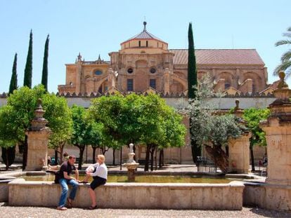 Visitantes en el patio interior de la Mezquita de Córdoba.