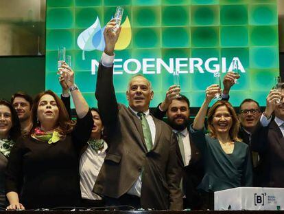 Fotografía cedida por Neoenergía que muestra al presidente de la compañía, Mario Ruiz Tagle (c), a la presidenta adjunta, Solange Ribeiro (i), y el director de Finanzas, Leonardo Gadelha (d), durante la ceremonia de debut de la empresa este lunes en la Bolsa de Sao Paulo.