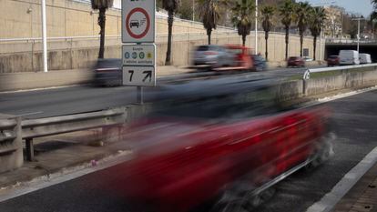 Vehículos en el acceso a la Zona de Bajas Emisiones de Barcelona, en una imagen de archivo.