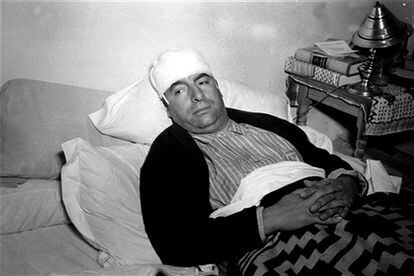 Neruda, convaleciente tras el ataque, en su casa en México.