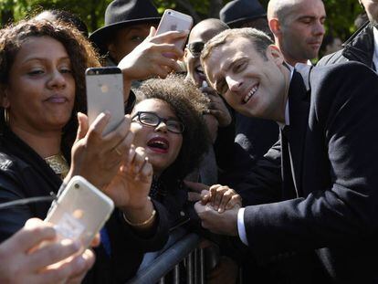 Emmanuel Macron posa junto a unas seguidoras este mi&eacute;rcoles en Par&iacute;s. 