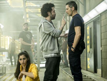 Alba Flores, Jesús Colmenar y Roberto Enríquez, durante el rodaje de la serie.
