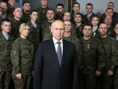 El presidente Vladimir Putin habla en su mensaje televisado anual de Año Nuevo después de una ceremonia durante una visita a la sede del Distrito Militar Sur.